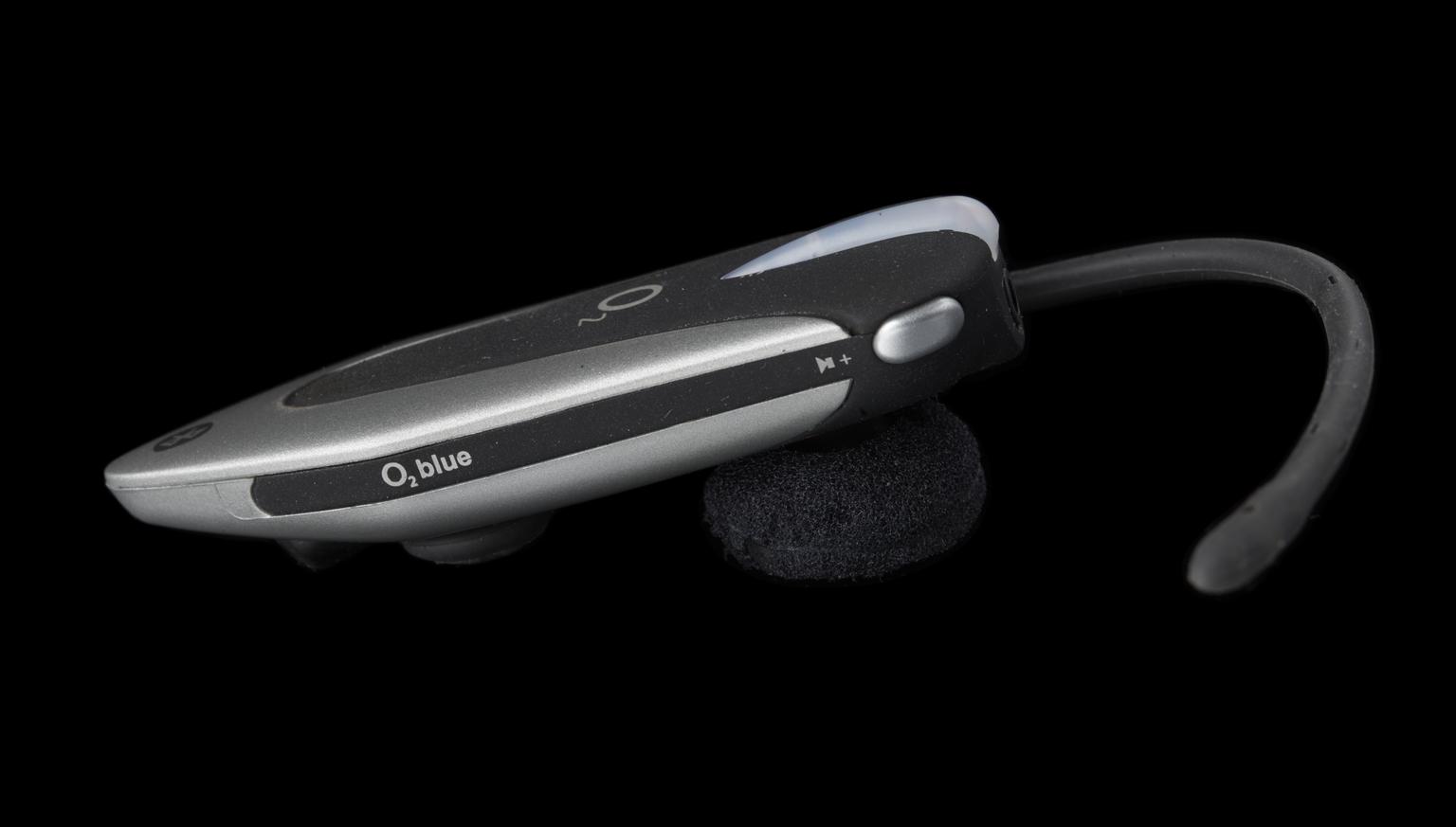 O2 bluetooth headset in case with accessories (bluetooth headset)